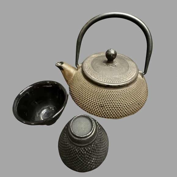 Japanese Tetsubin Cast Iron Hobnail Teapot with Strainer & 2 Tea Cups Set - Picture 5 of 8